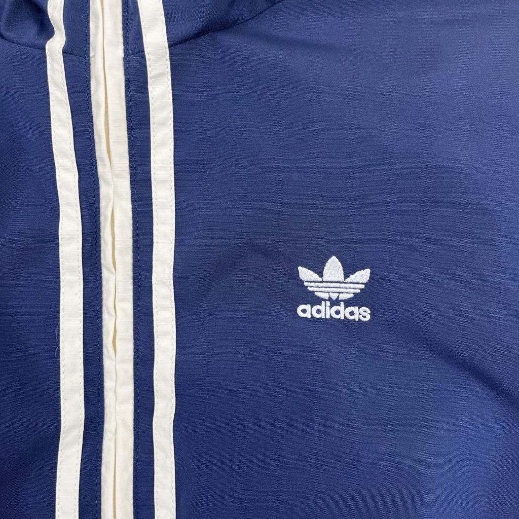 ADIDAS ジャケット ブラック/ネイビー チームロゴ パッチ付き 2WAY レザー調素材 2色展開 - 画像 4