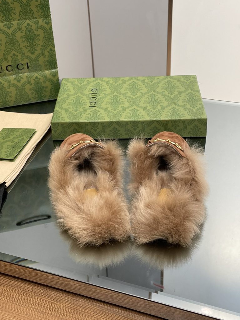 GUCCI グッチ フラットシューズ 本革 軽量 ファー付き ブラック - 画像 4