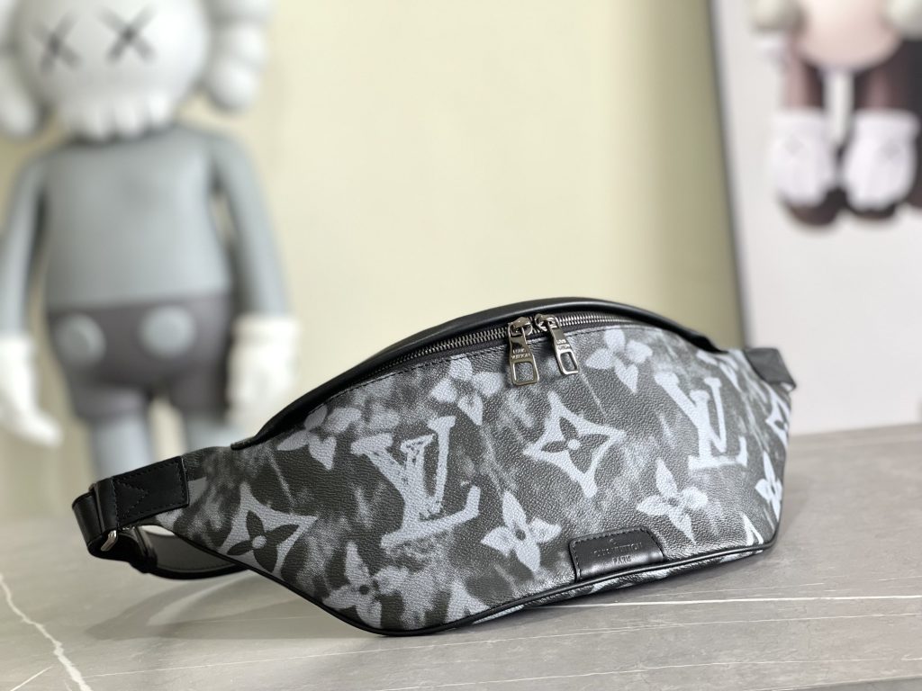 ルイヴィトン　LOUIS VUITTON　メンズ　 ボディバッグ　 ショルダーバッグ　ウエストバッグ　ポシェット　クロスボディバッグ　バック　モノグラム