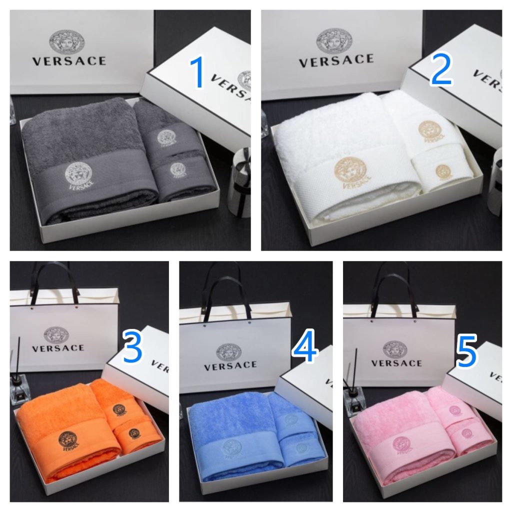 旅行に使いやすいVersaceのブランド小物を探す