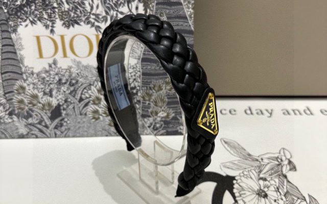 PRADA プラダ ヘアアクセサリー 本革 プラダ ブランド ブラック ホワイト ベージュ 全3色