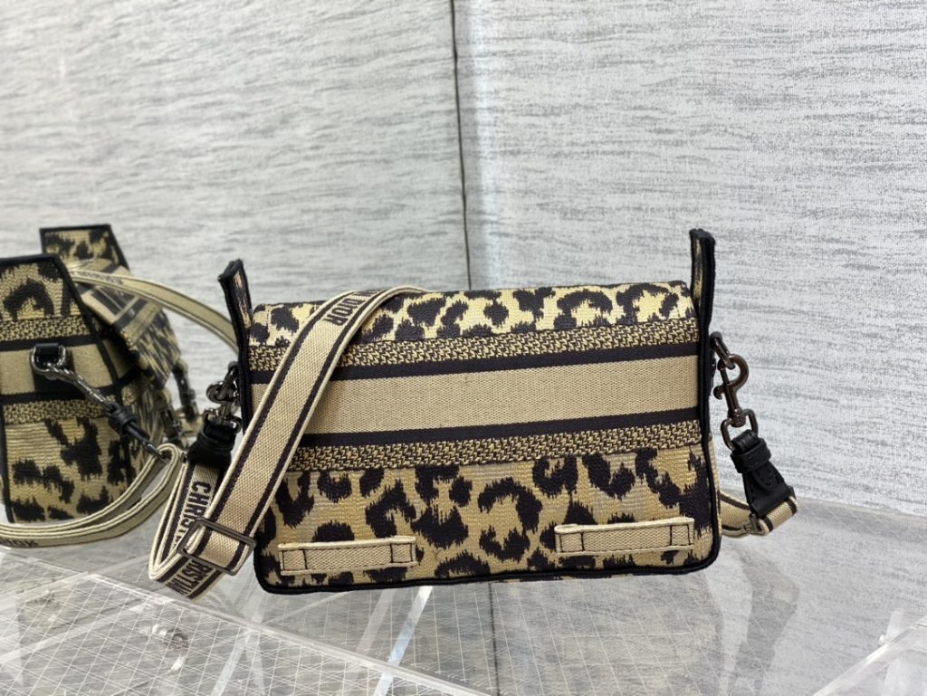 クリスチャン・ディオール　Christian Dior　Diorcamp　キャンプバッグ　ショルダーバッグ　ヒョウ柄　エンブロイダリー　バッグ　レディース - 画像 2