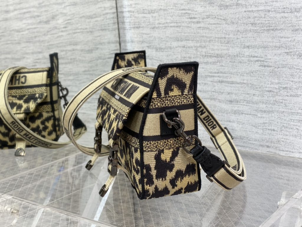 クリスチャン・ディオール　Christian Dior　Diorcamp　キャンプバッグ　ショルダーバッグ　ヒョウ柄　エンブロイダリー　バッグ　レディース - 画像 3