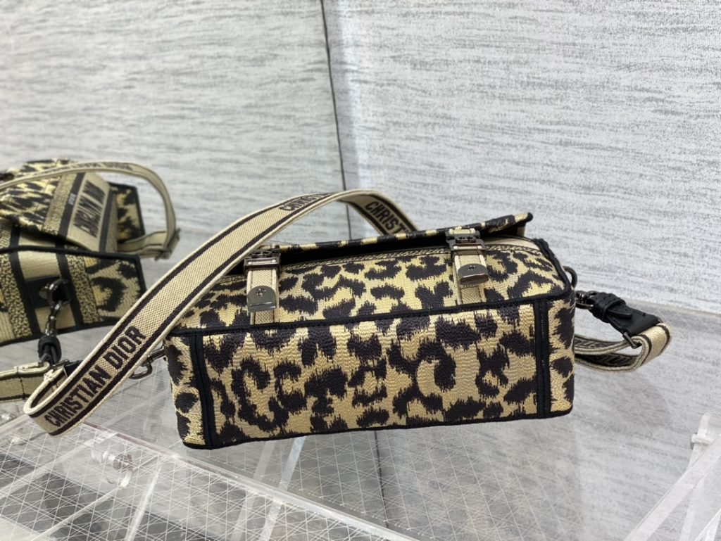 クリスチャン・ディオール　Christian Dior　Diorcamp　キャンプバッグ　ショルダーバッグ　ヒョウ柄　エンブロイダリー　バッグ　レディース - 画像 4