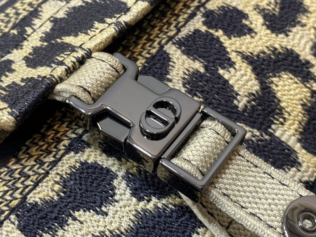 クリスチャン・ディオール　Christian Dior　Diorcamp　キャンプバッグ　ショルダーバッグ　ヒョウ柄　エンブロイダリー　バッグ　レディース - 画像 5