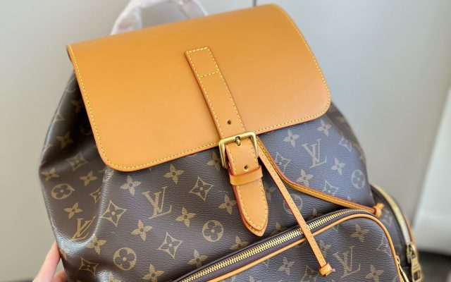ルイヴィトン　LOUIS VUITTON　ヴィトン バッグ　リュック　モノグラム　トリオ・バックパック 　バックパック　ブラウン