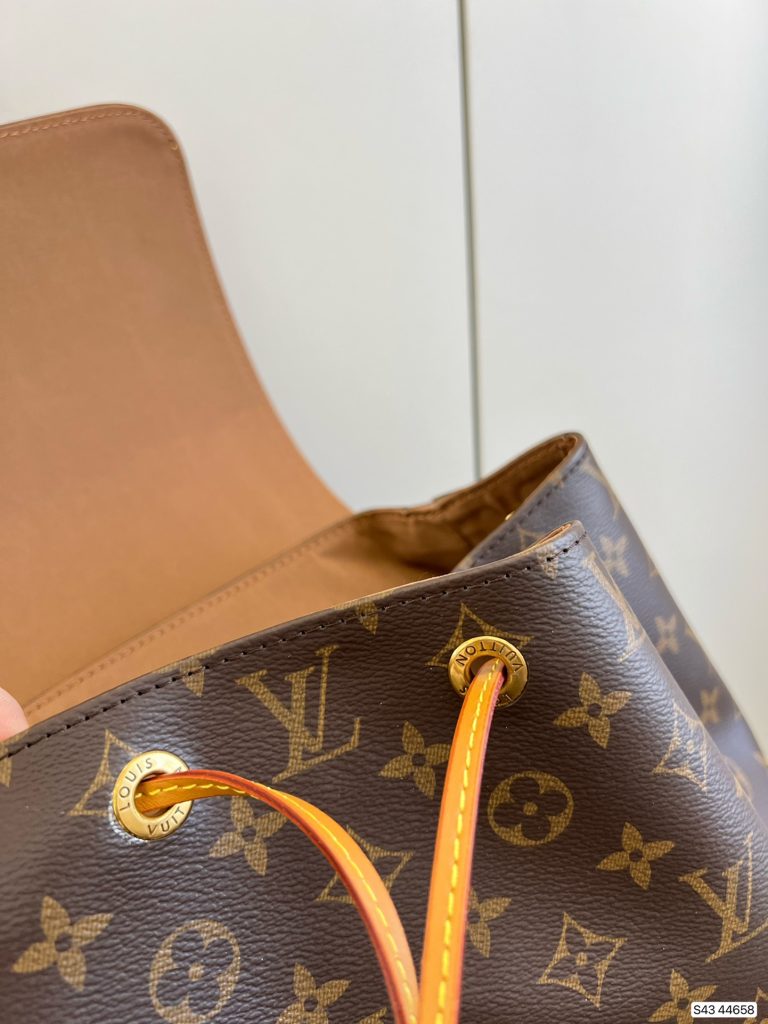 ルイヴィトン　LOUIS VUITTON　ヴィトン バッグ　リュック　モノグラム　トリオ・バックパック 　バックパック　ブラウン - 画像 8