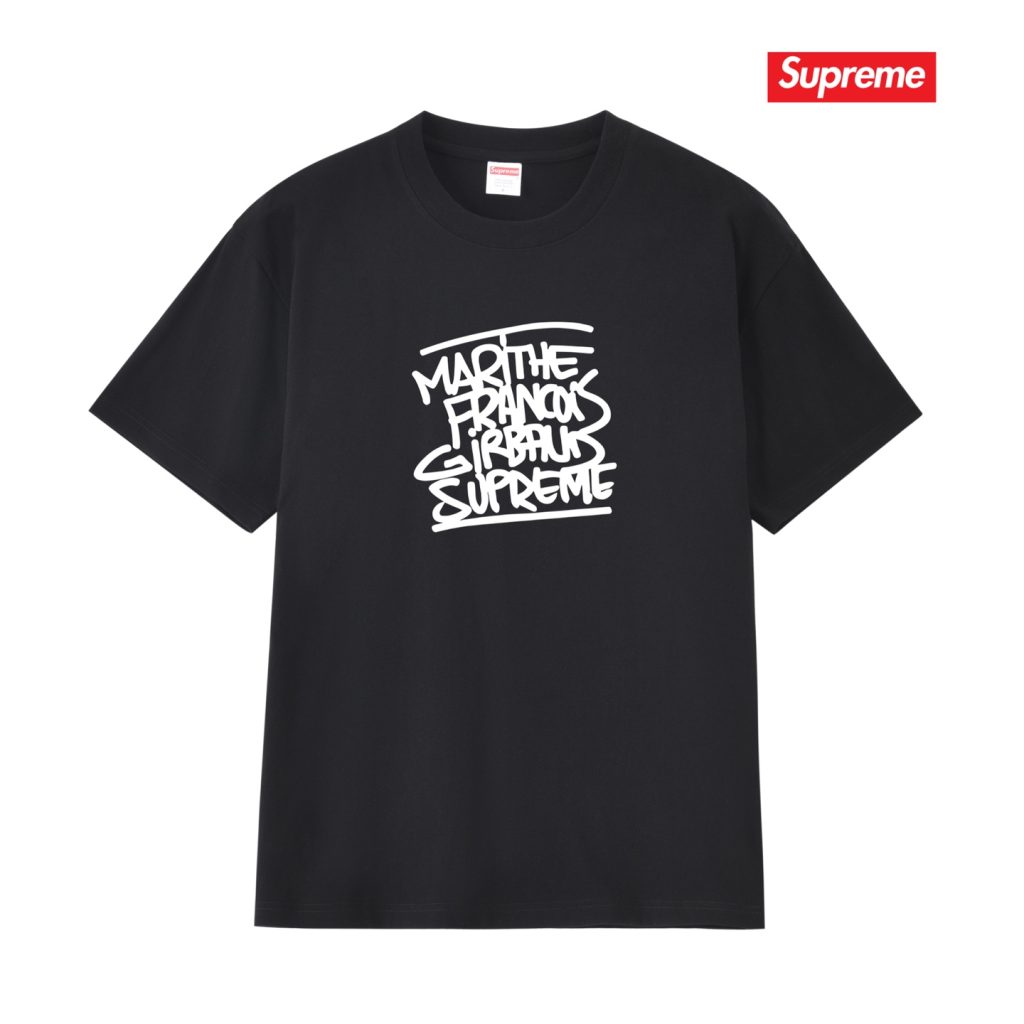休日の街歩きに合わせやすい、マルチカラーロゴTシャツを写真で確認