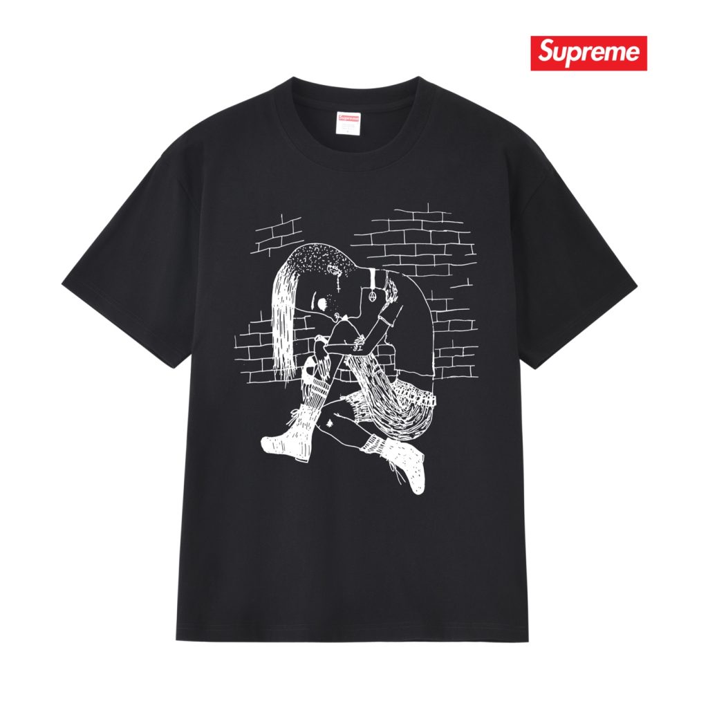 SUPREME スーパーイースト ロゴTシャツ 全5色|カフェに使いやすいファッションアイテムを写真で確認