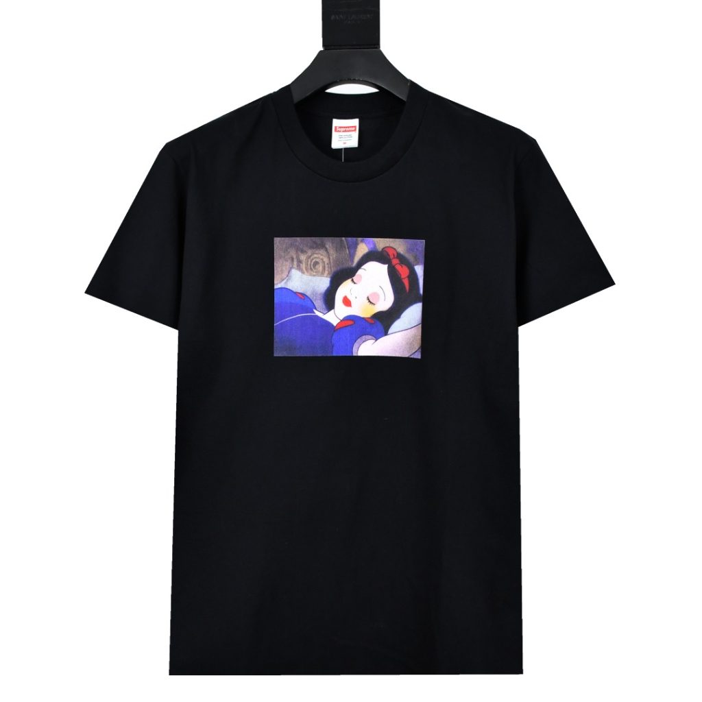 街歩きで使いやすいブランドアイテムのTシャツを写真で確認