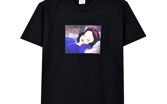 街歩きで使いやすいブランドアイテムのTシャツを写真で確認