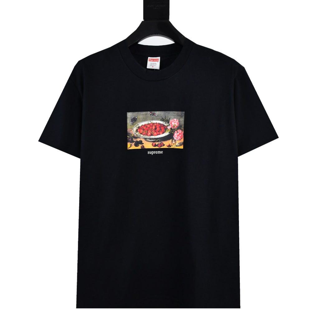 SUPREME スーパーイチゴ Tシャツ 本革 通勤 通学 全2色｜仕事帰りに使いやすいファッションアイテムを写真で確認