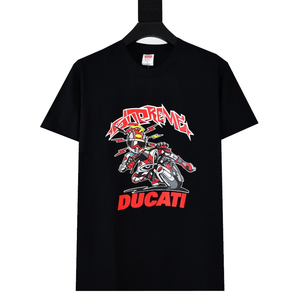 SUPREME スュプリーム ドゥカティ ロゴTシャツ ブラック ホワイト 全2色｜休日に使いやすいファッションアイテムを写真で確認