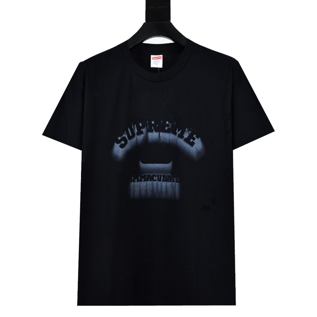 休日の街歩きに使えるSupremeシャドウTシャツ、ブラックとホワイトを写真で確認