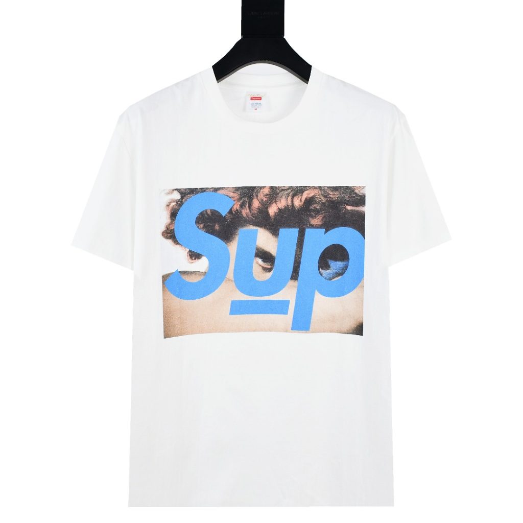 街歩きで使いやすいブランドアイテムのTシャツを写真で確認