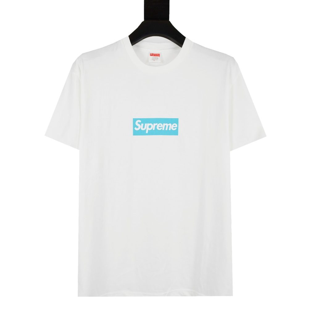 SupremeロゴTシャツ バンダナコラボを休日の街歩きで使う写真とサイズ感