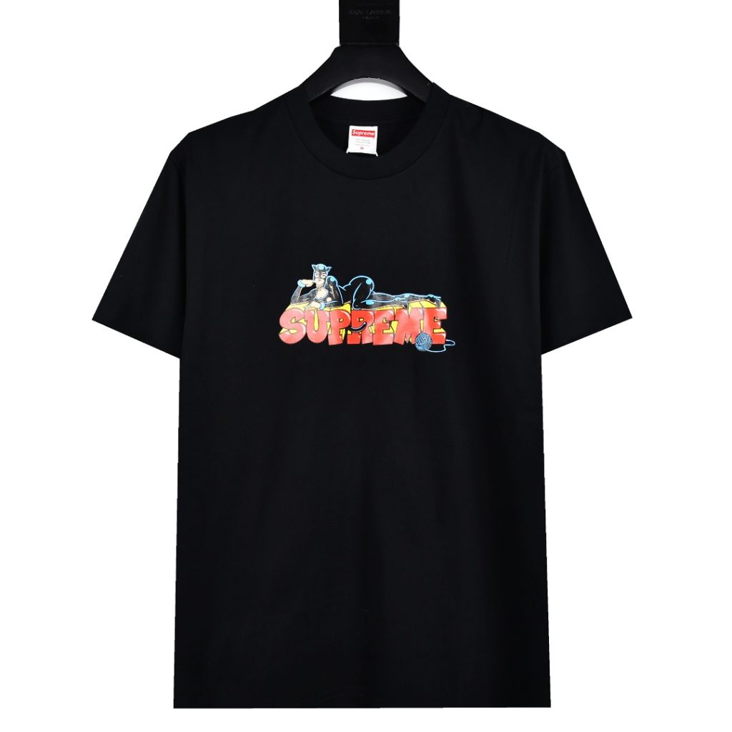 SUPREME スュプリーム カトウーマンTシャツ ブラック ホワイト 全2色｜カフェに使いやすいファッションアイテムを写真で確認