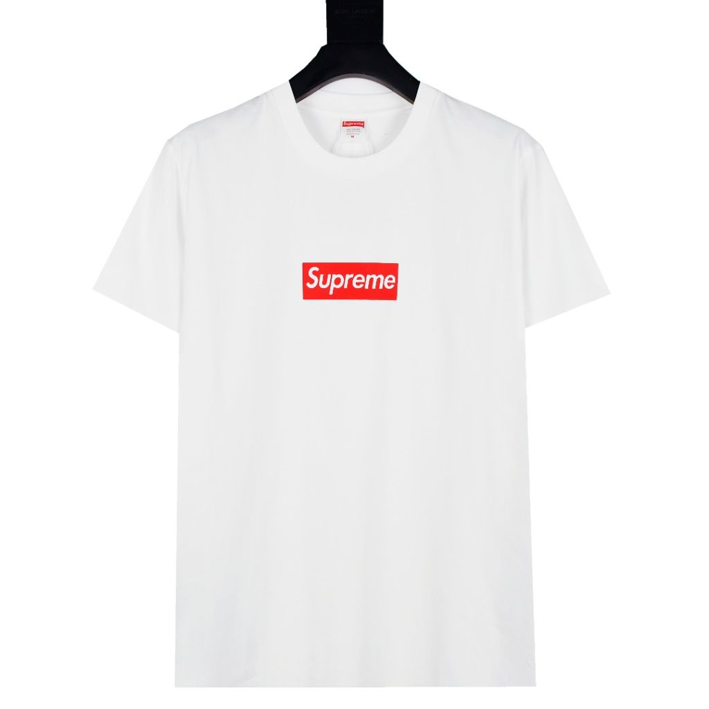 ブラックTシャツを写真で見る:通勤や休日に合わせやすいロゴとシルエット