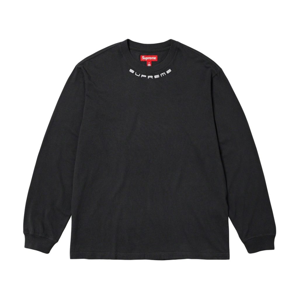 駅まで歩く日の写真で見たいSupremeのシャツの細部