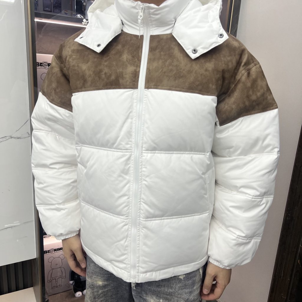 カフェに寄る日の日、ジャケットは雨の日の扱いやすさで差が出る