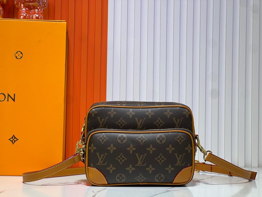 LOUIS VUITTONのショルダーバッグは価格・収納・合わせ方でどう見るか