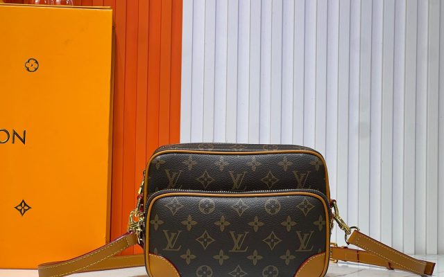 LOUIS VUITTONのショルダーバッグは価格・収納・合わせ方でどう見るか