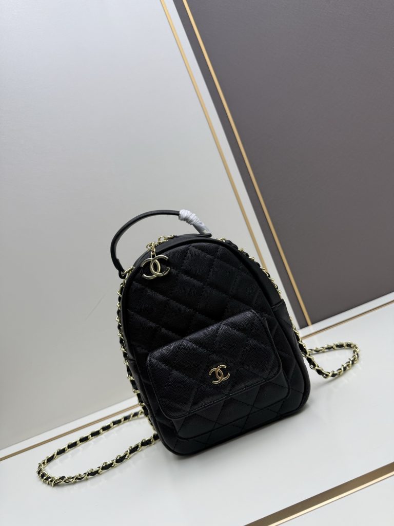 朝の支度前に見ておきたいCHANELのバッグのサイズ感