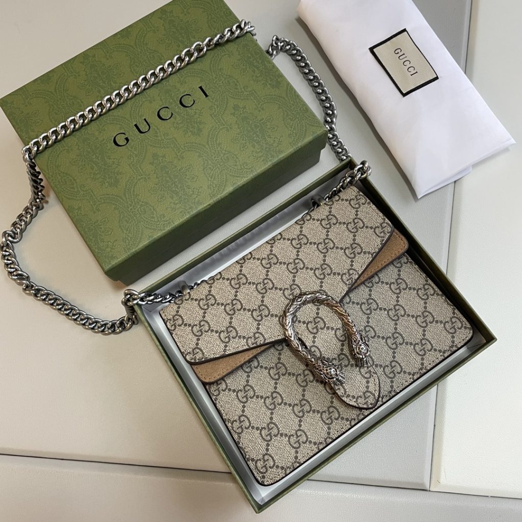 休日目線で見るGucciのショルダーバッグの印象