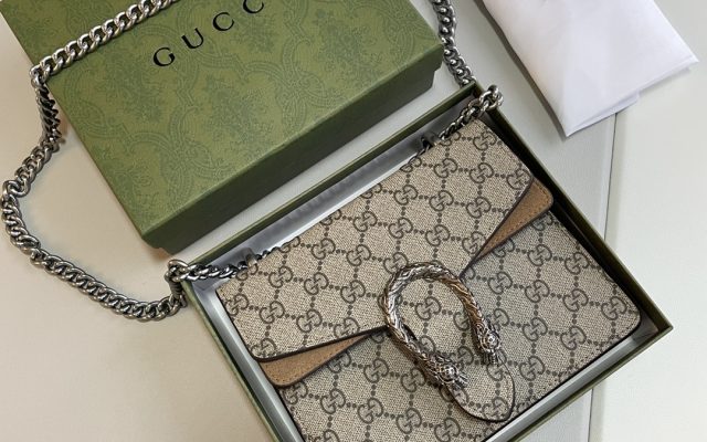 休日目線で見るGucciのショルダーバッグの印象