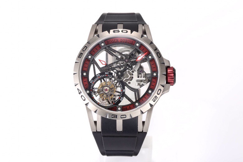 カフェに寄る日の日、ROGER DUBUISの腕時計はロゴの見え方で差が出る