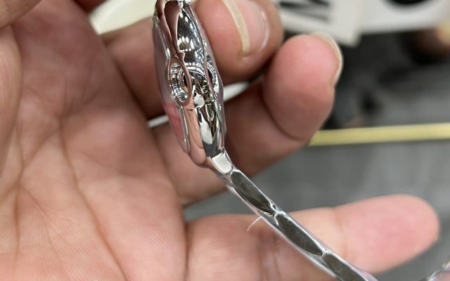 通勤で使いやすいブランドアイテムの腕時計を写真で確認