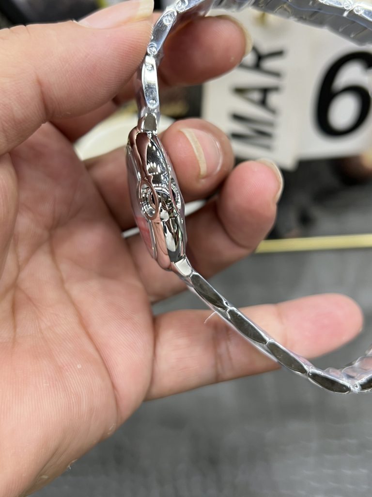 通勤で使いやすいブランドアイテムの腕時計を写真で確認