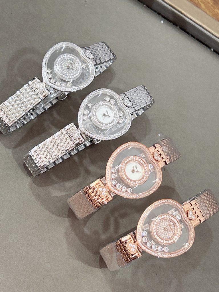 カフェに寄る日の荷物に合うCHOPARDの腕時計