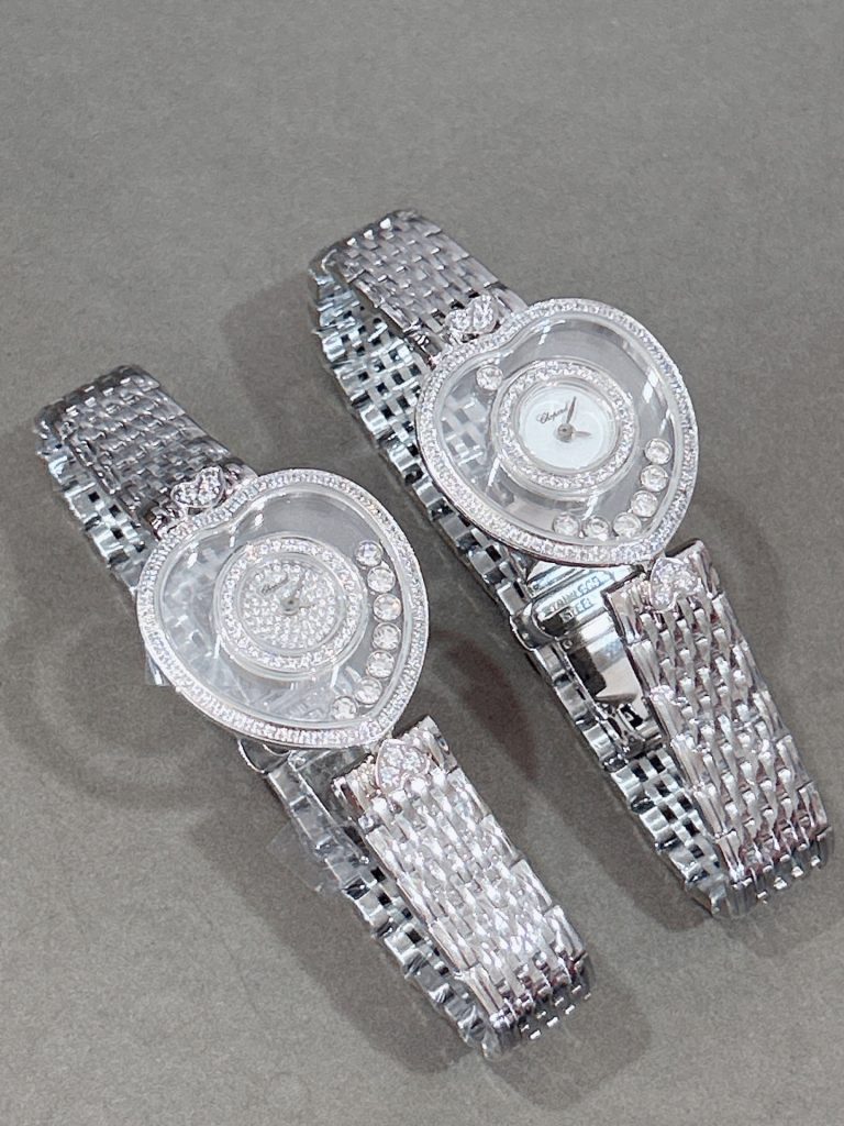 カフェに寄る日で見るCHOPARDの腕時計の上着との相性