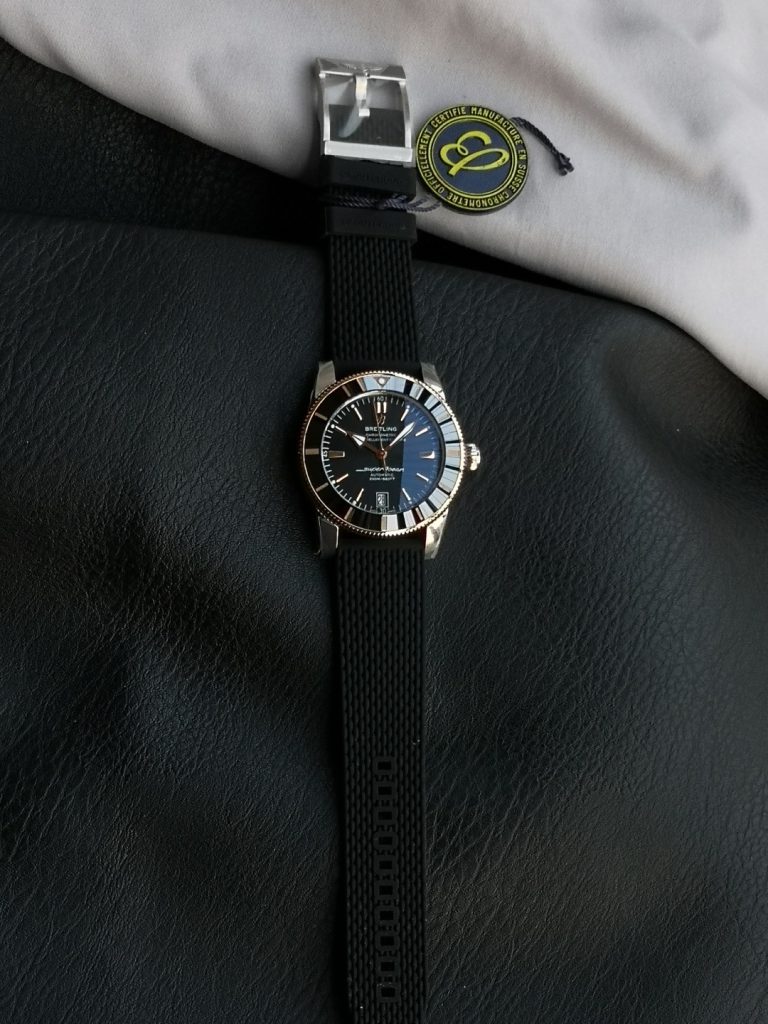 通勤や休日に映えるブラックの腕時計、BREITLING スーパーオーシャンを写真で確認