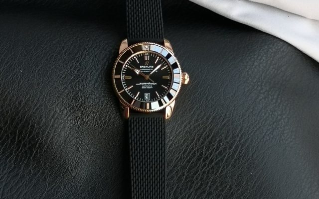 通勤で使いやすいブランドアイテムの腕時計を写真で確認