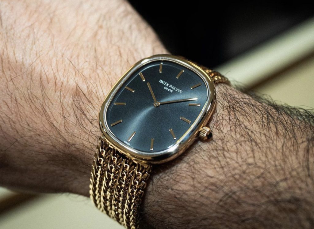コートの日で使うPATEK PHILIPPEの腕時計は角の印象が気になる
