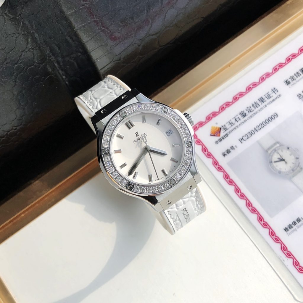 通勤の服に合わせるならHUBLOTの腕時計は収納重視