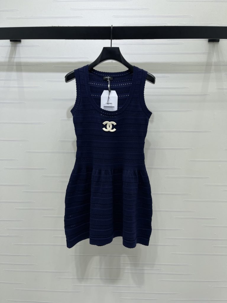 家族との外出に使いやすいCHANELの服を探す