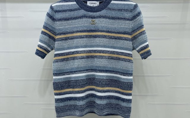 ホワイトが映えるTシャツは日常で使いやすいか