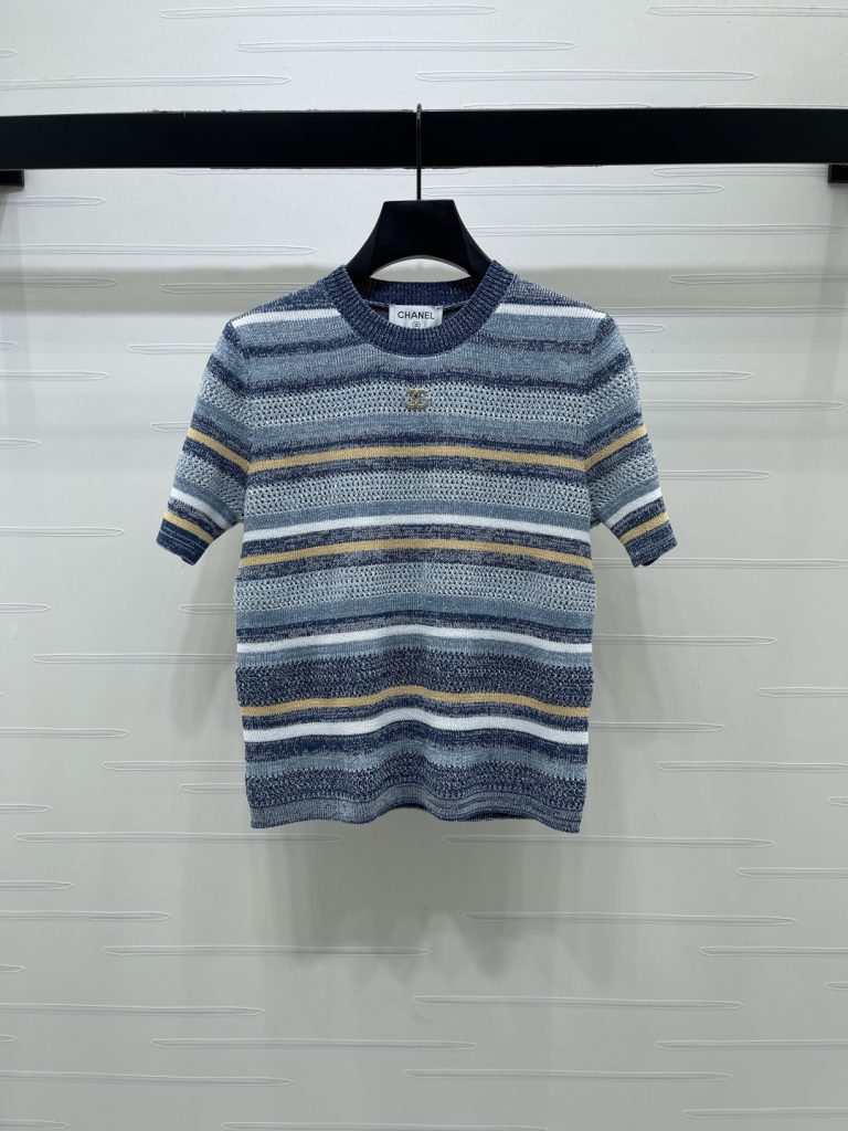ホワイトが映えるTシャツは日常で使いやすいか