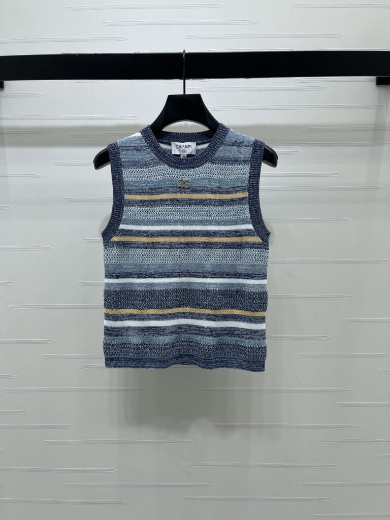 夜の外出の服に合わせるならCHANELのブランド小物は色の沈み方重視