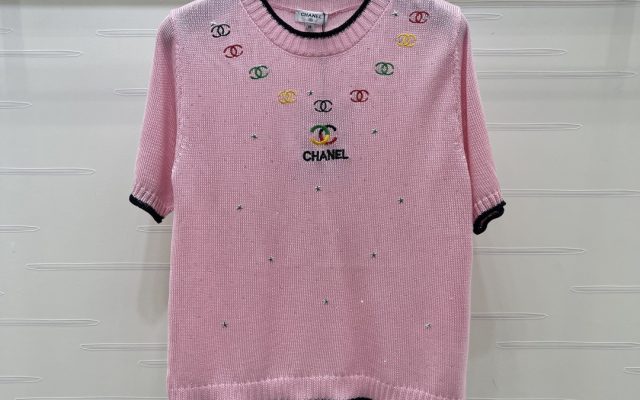 物価高でも選びやすいTシャツ：CHANELを自然に取り入れる