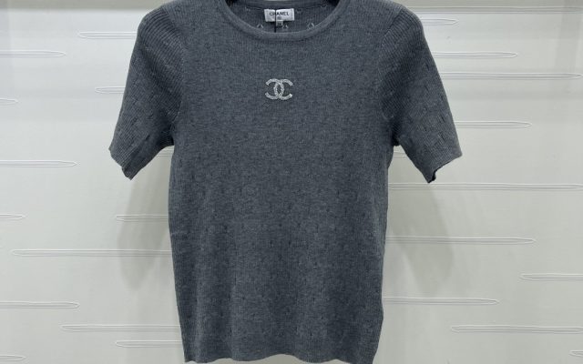 街歩き目線で見るCHANELのTシャツの印象