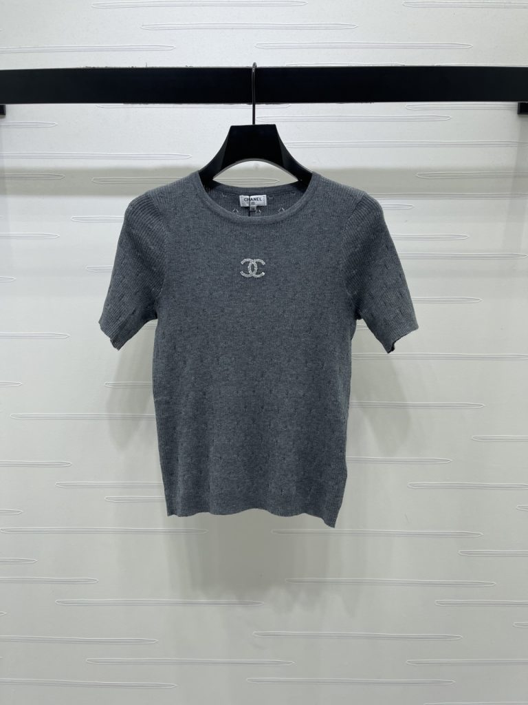街歩き目線で見るCHANELのTシャツの印象