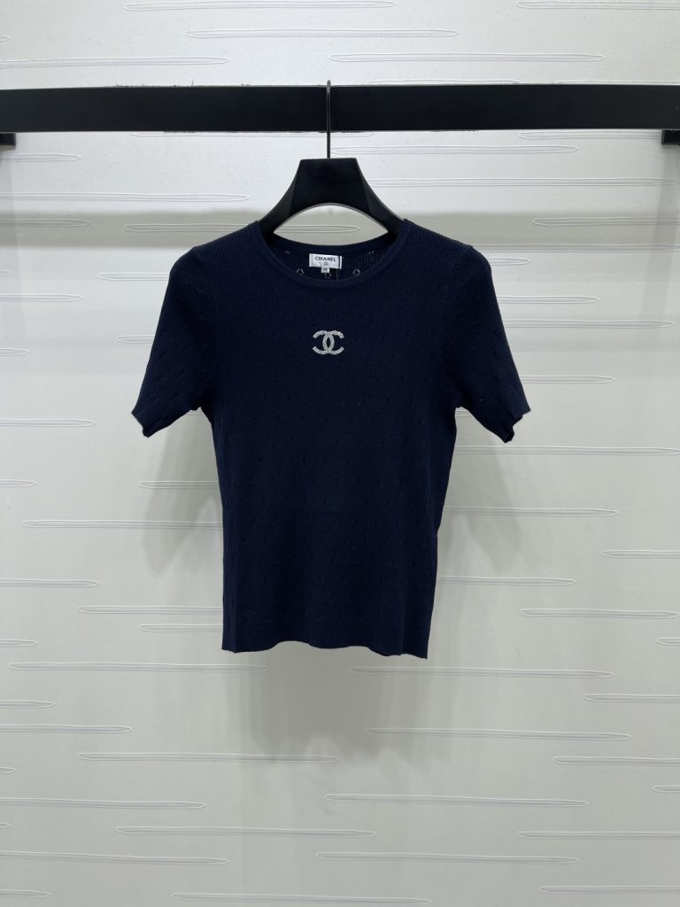 友人と会う日に使いやすいCHANELの服を探す