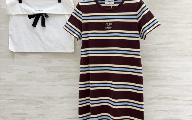 ブラウンが映えるTシャツは日常で使いやすいか