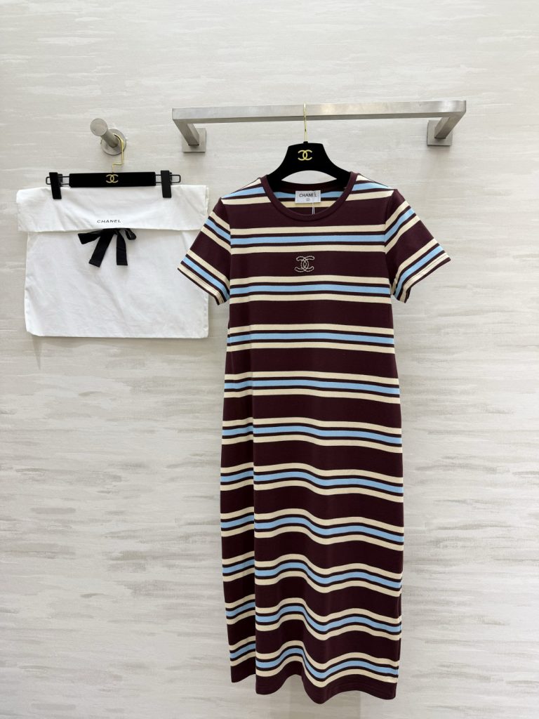ブラウンが映えるTシャツは日常で使いやすいか