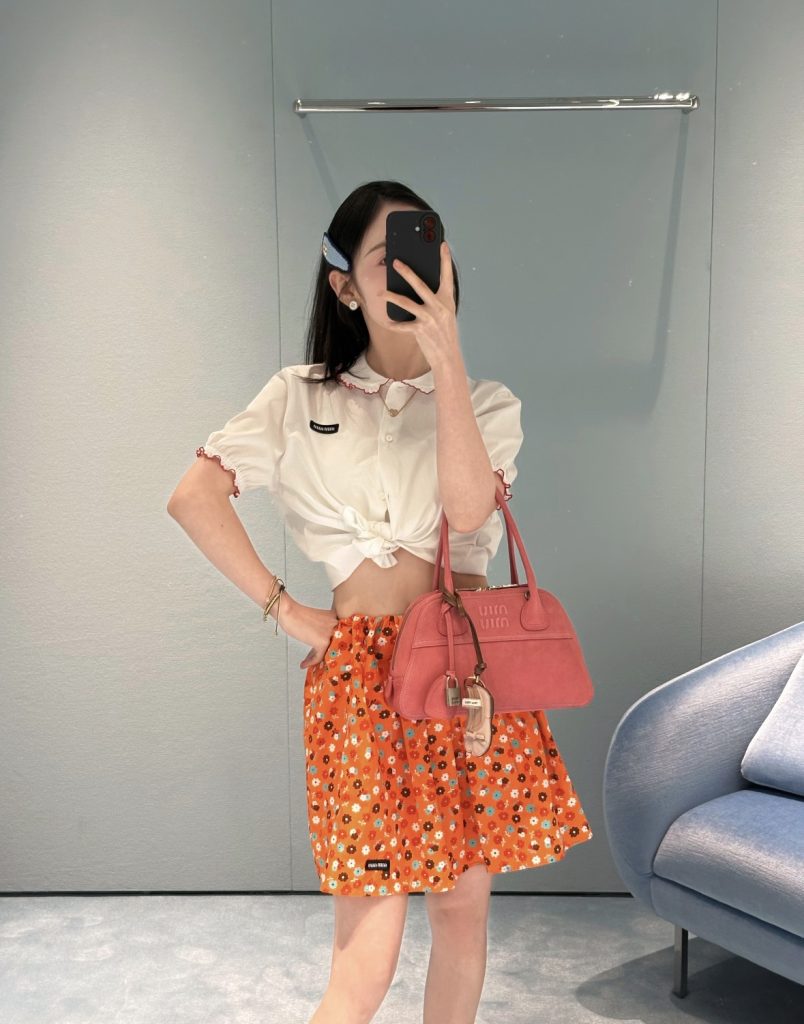 MIU ミュウミュウ スカート 女性 春夏 デザイン トレンド ファッションアイテム｜通勤の日に使いやすさを写真で整理