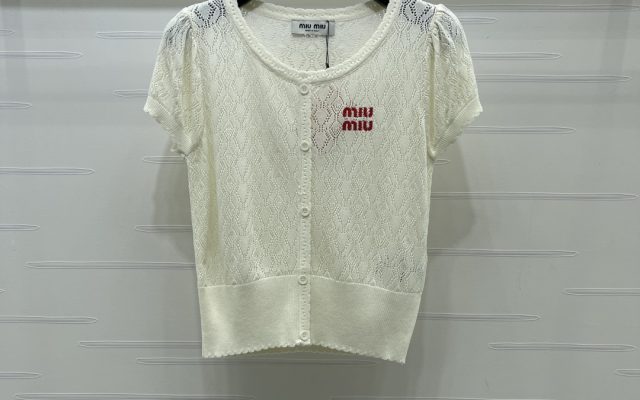 ホワイトが映えるTシャツは日常で使いやすいか
